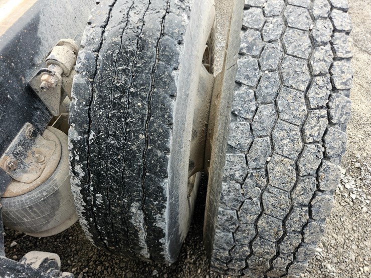 freightliner-columbia-112-image-104