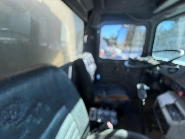 mack-r686st-image-90