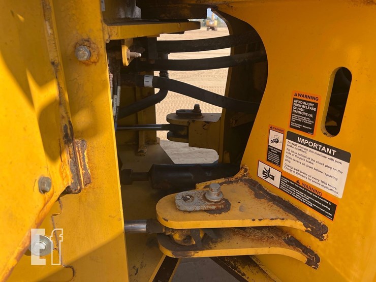 2020-deere-444l-image-16