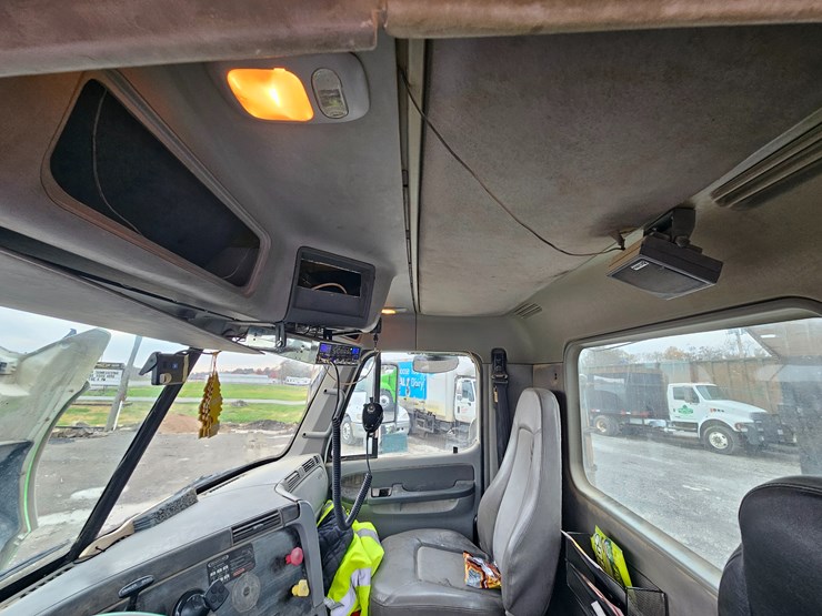 freightliner-columbia-120-image-78