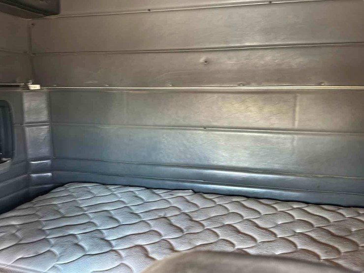 2001-peterbilt-379-image-10