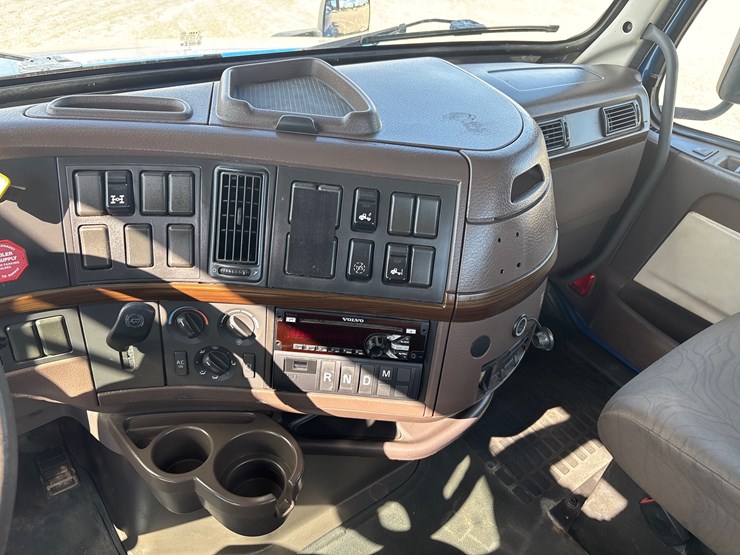 2016-volvo-vnl64t300-image-10