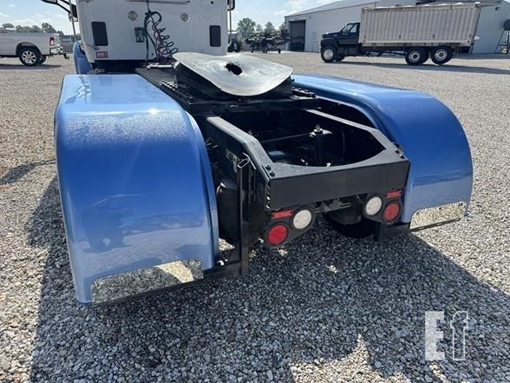 2019-peterbilt-579-image-16