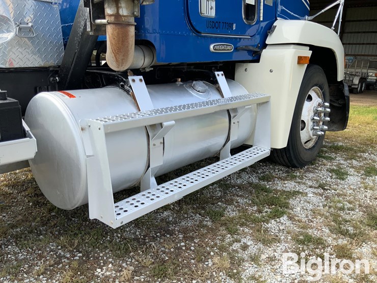 1997-freightliner-fld120-image-18