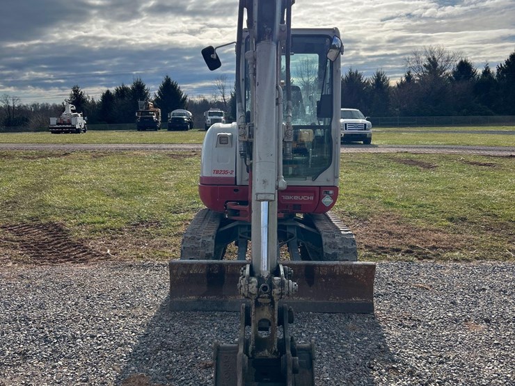2020-takeuchi-tb235-2-image-2
