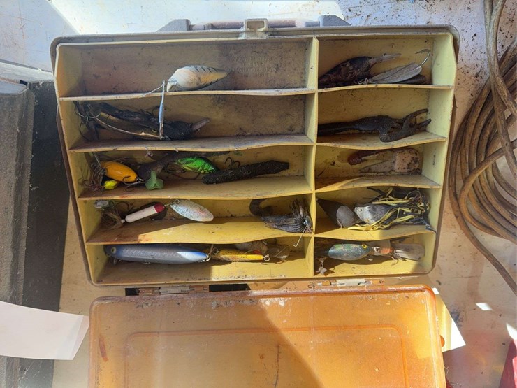 tackle-boxes-with-lures-image-6