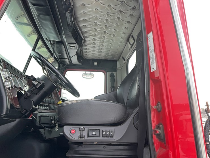 2017-western-star-4700sf-image-16