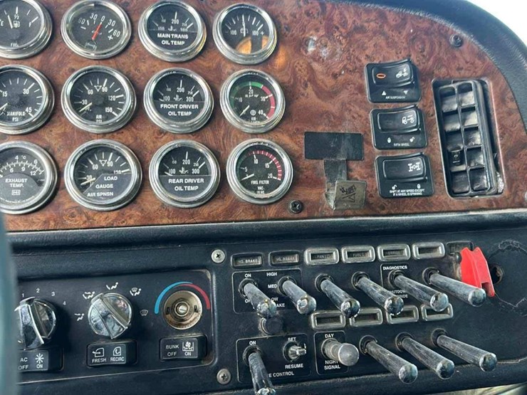 2001-peterbilt-379-image-11