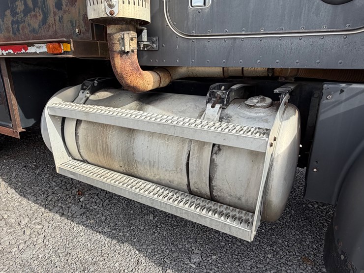 peterbilt-357-image-18