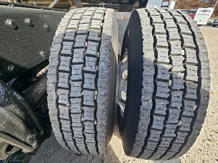 2009-peterbilt-365-image-91