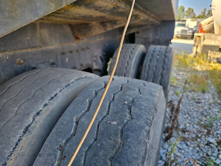 2001-peterbilt-320-image-44