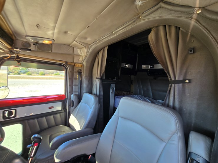 2005-peterbilt-379-image-85