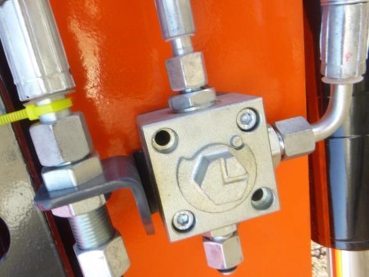 blt-319-hydraulic-excavator-image-11