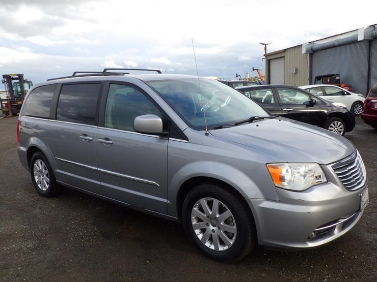 chrysler-town-&-country-image-2