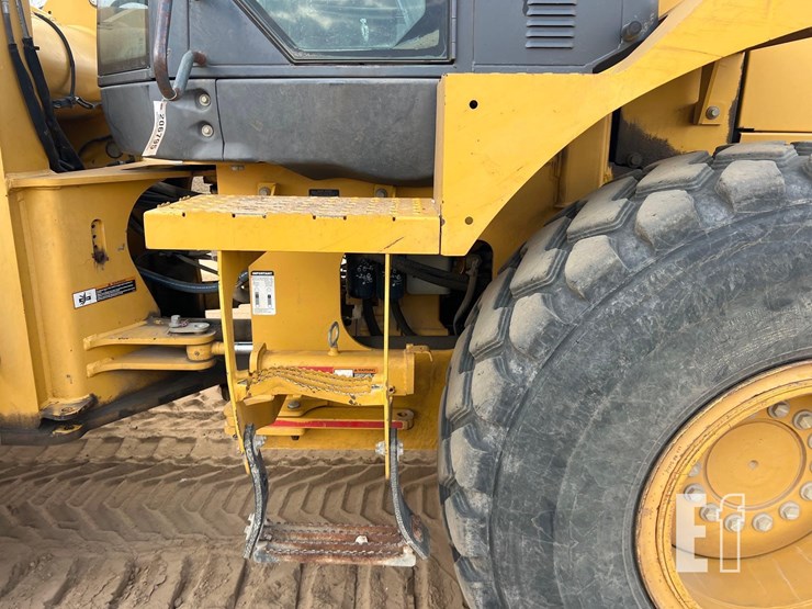 2011-deere-544k-image-19