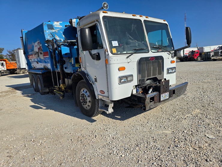 2013-peterbilt-320-image-29