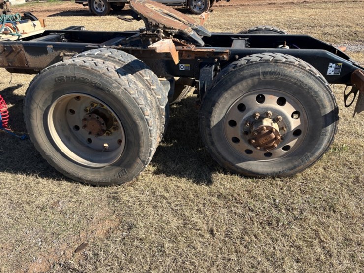 2011-peterbilt-367-image-11