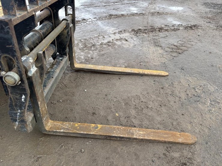 2013-jlg-g5-18a-image-10