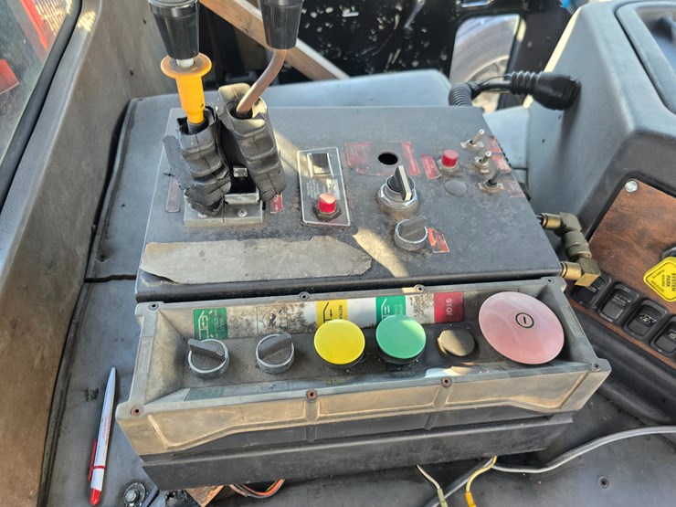 2002-peterbilt-320-image-46