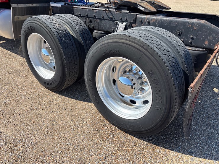 2002-peterbilt-379-image-10