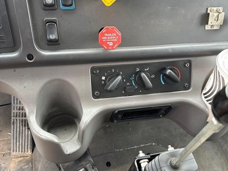 freightliner-business-class-m2-106-image-19