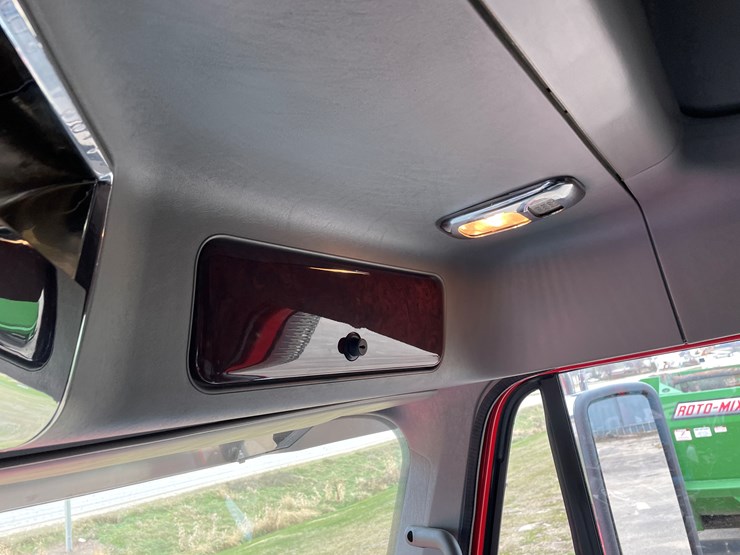 #1043-•-2009-freightliner-semi-(wi-title-in-delay)-image-44