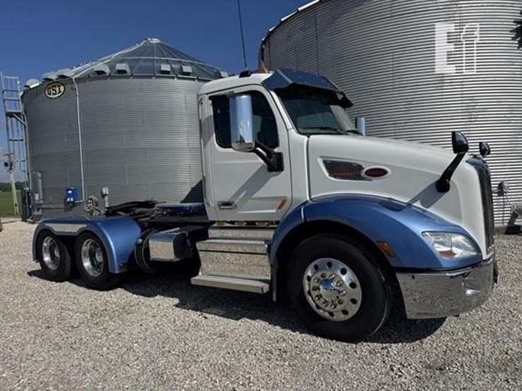 2019-peterbilt-579-image-3