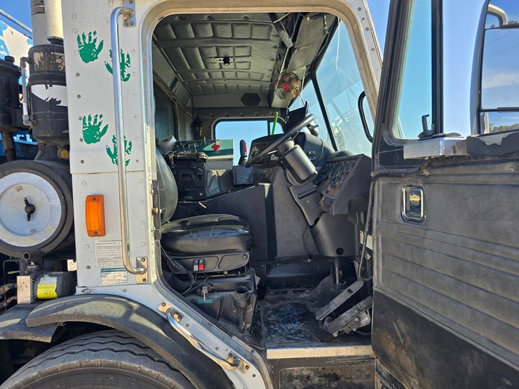 2013-peterbilt-320-image-33