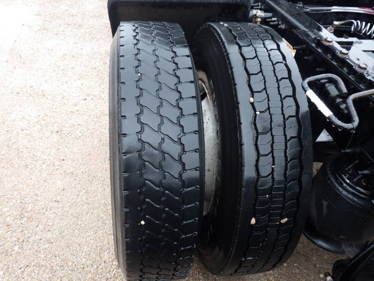 2020-freightliner-cascadia-126-image-15