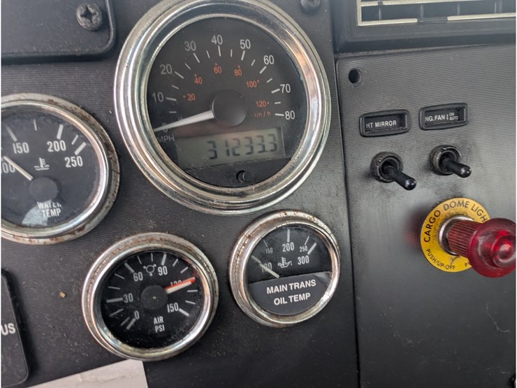 peterbilt-335-image-25