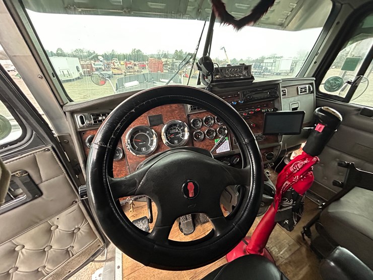 2005-kenworth-w900l-image-19