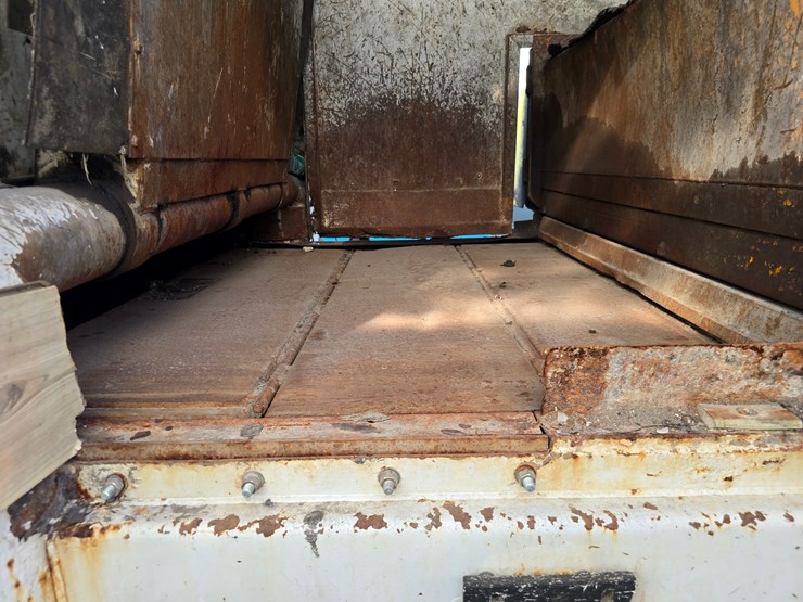 2002-peterbilt-320-image-52