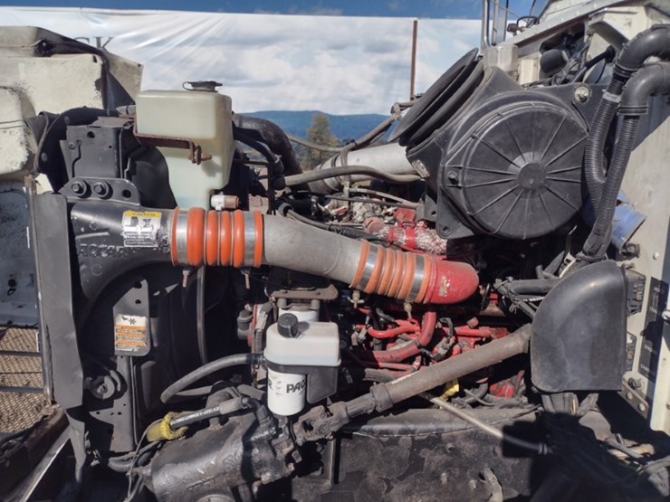 peterbilt-335-image-16