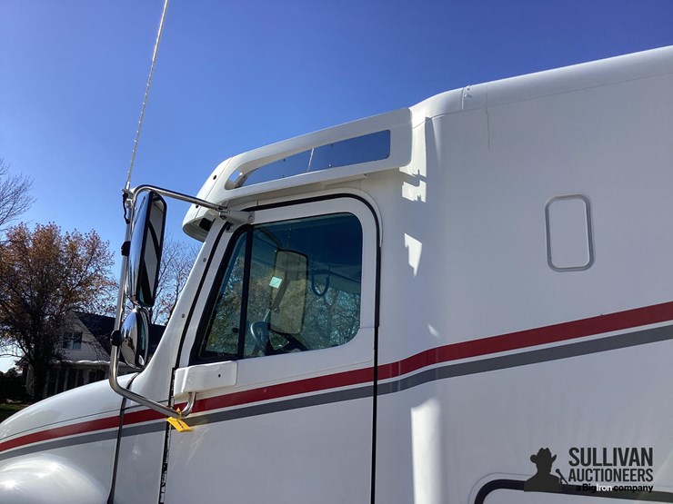 2005-freightliner-columbia-120-image-11