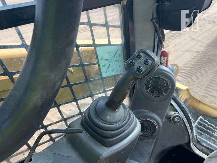 2016-caterpillar-236d-image-22