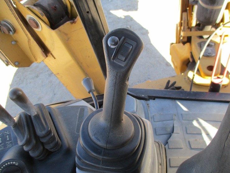 2017-caterpillar-450f-image-12