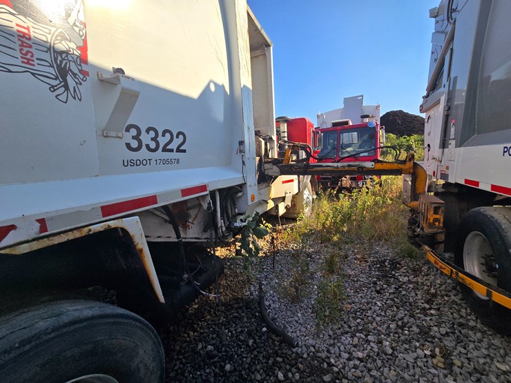 2001-peterbilt-320-image-13