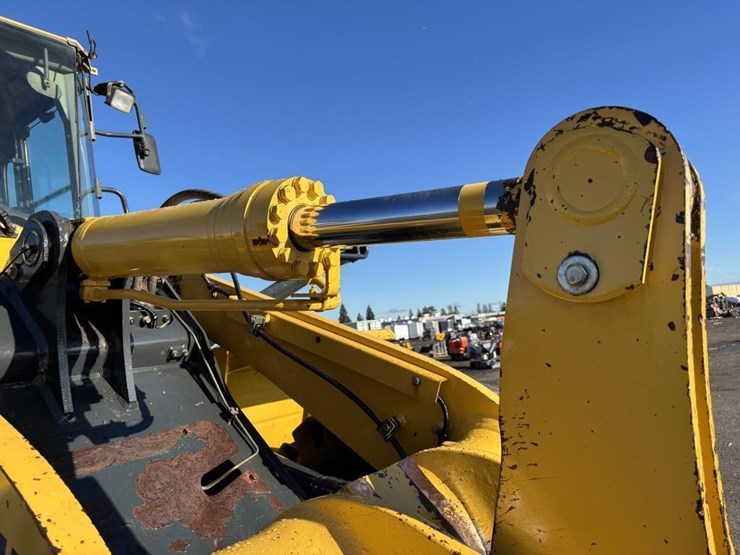 2014-komatsu-wa380-7-image-16