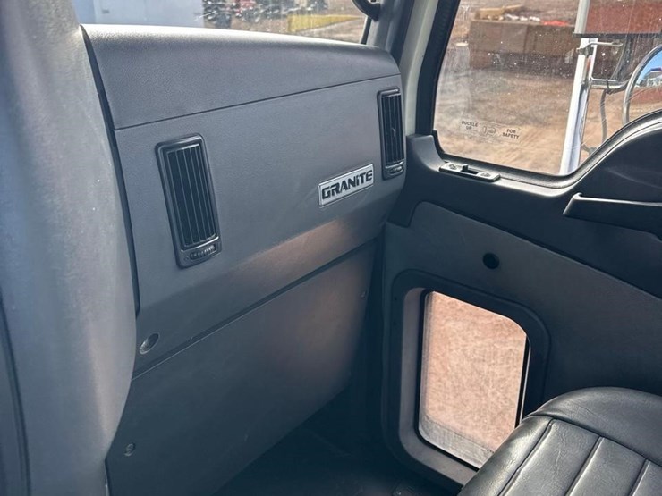 2016-mack-granite-gu433-image-25