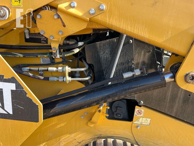 2015-caterpillar-257d-image-16