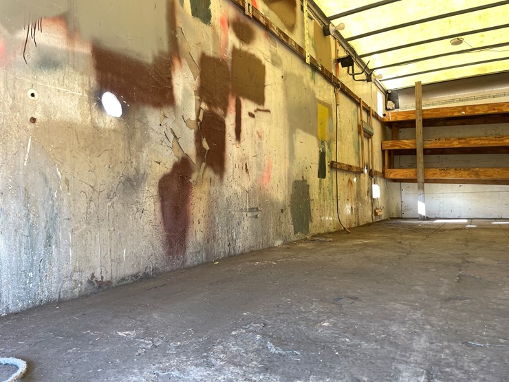 #1135-•-2002-gmc-c6500-van-truck-(has-mn-title)-image-21