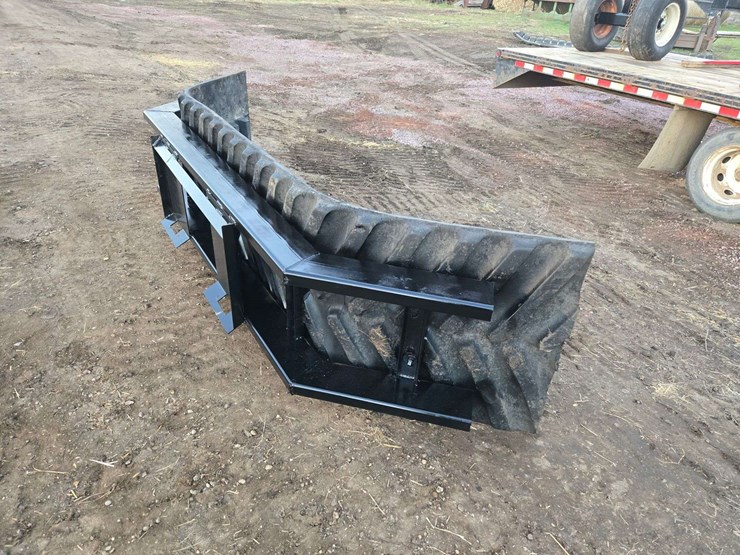 m&j-oldenburg-manufacturing-skidloader-mount-rubber-snow/manure-pusher-image-4