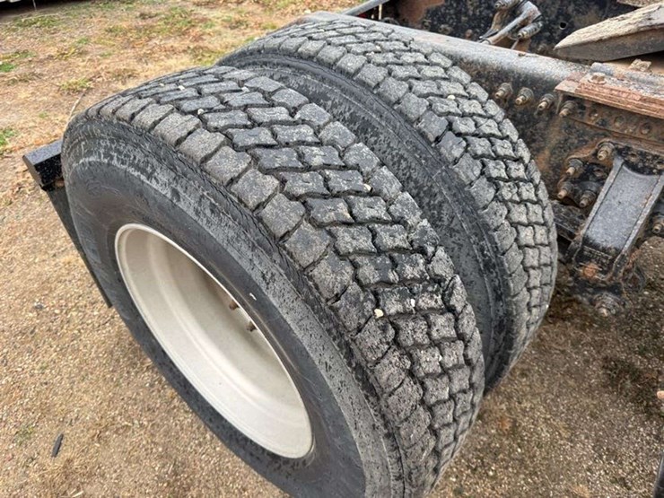 2005-volvo-sleeper-semi,-cummins-isx-engine,-13-speed-eaton-transmission,-wet-kit,-aluminum-front-an-image-30