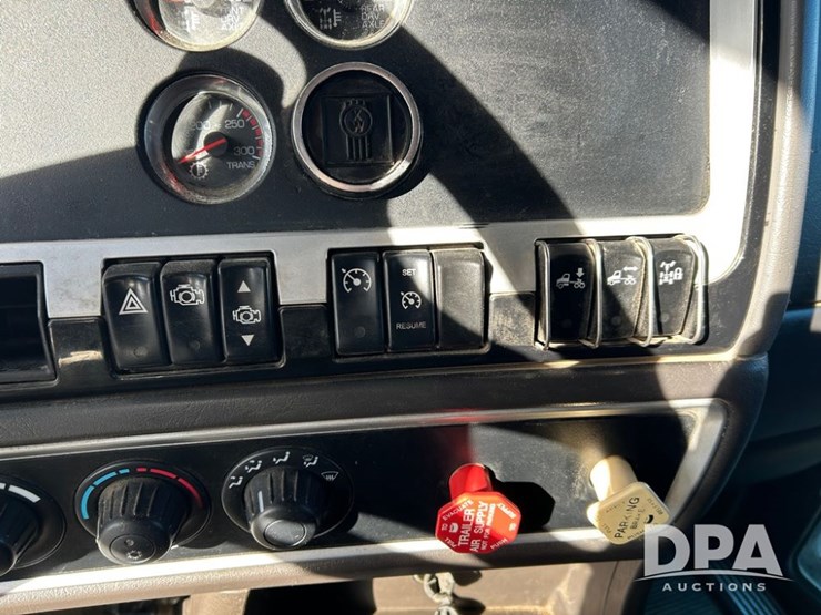 2009-kenworth-t800-image-43