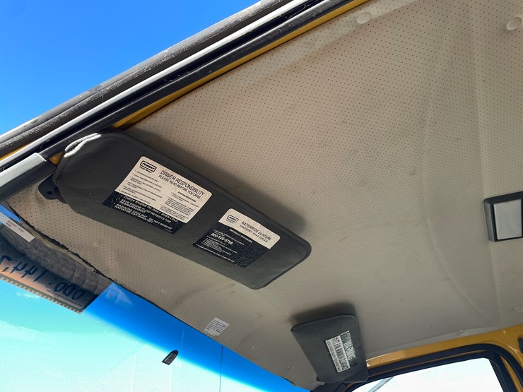 #1135-•-2002-gmc-c6500-van-truck-(has-mn-title)-image-28