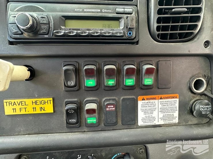 2013-freightliner-m2-106-image-7