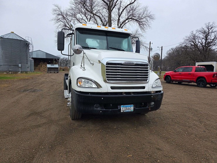 2007-freightliner-cl120-day-cab-semi,-978,000-miles,-detroit-series-60-–-14l-engine,-515hp,-10-speed-image-5