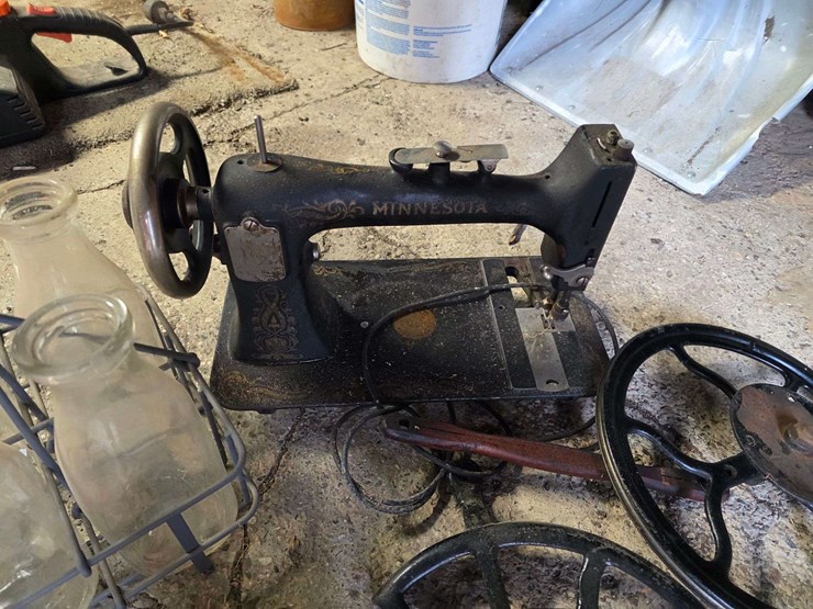 milk-carrier-with-6-glass-bottles,-minnesota-sewing-machine-w/misc-parts-image-3