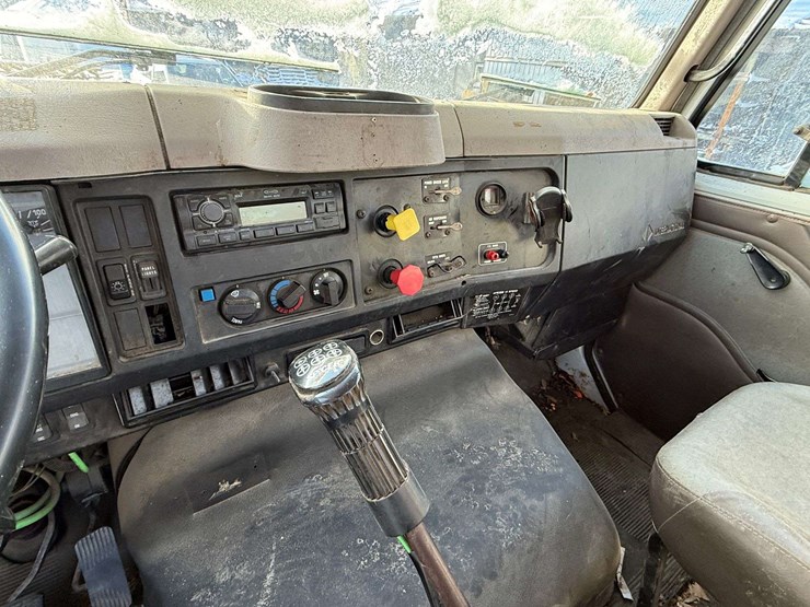 1996-international-8100-image-29