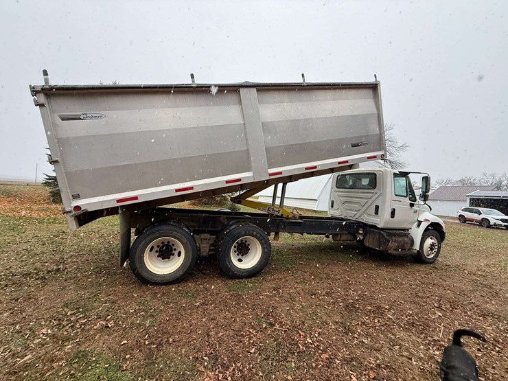 2004-international-durastar-4400-image-9